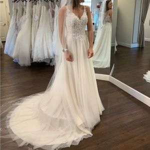 Beautiful A-line wedding dress - no alterations